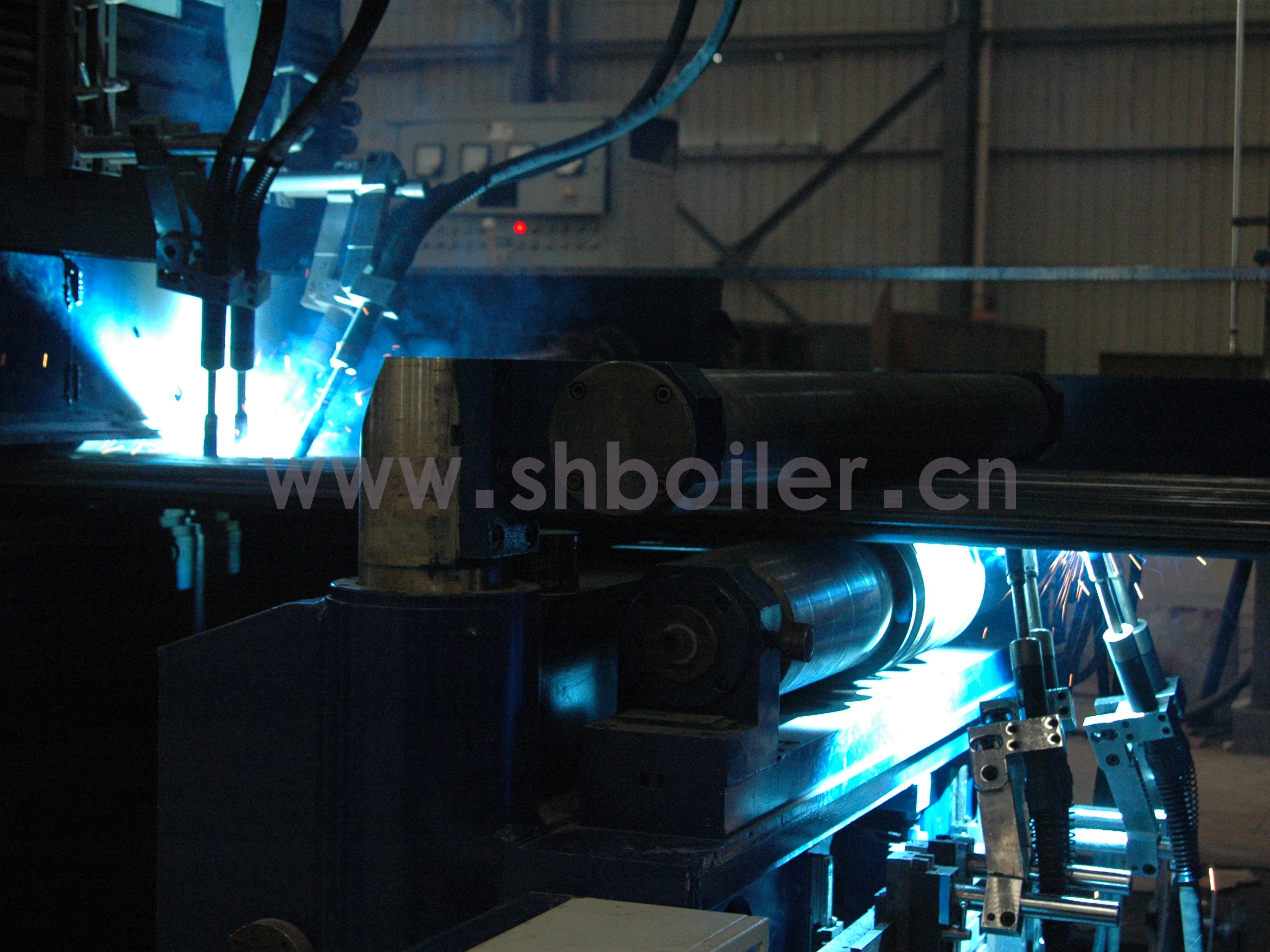 图2：Automatic-welding-machine-can-weld-membrane-walls-with-medium-and-high-pressure-pipes-and-can-ensure-the-welding-quality-and-efficiency..JPG